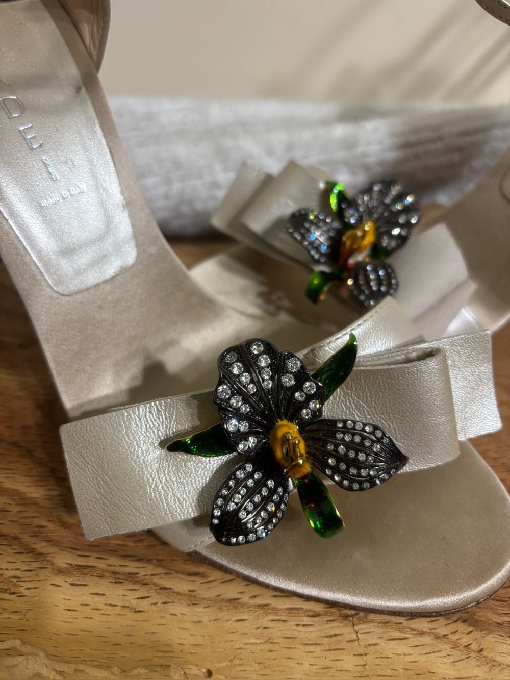 Casadei Italy Crystal Flower 4” Heels Champagne Embellished Size 10B Wedding